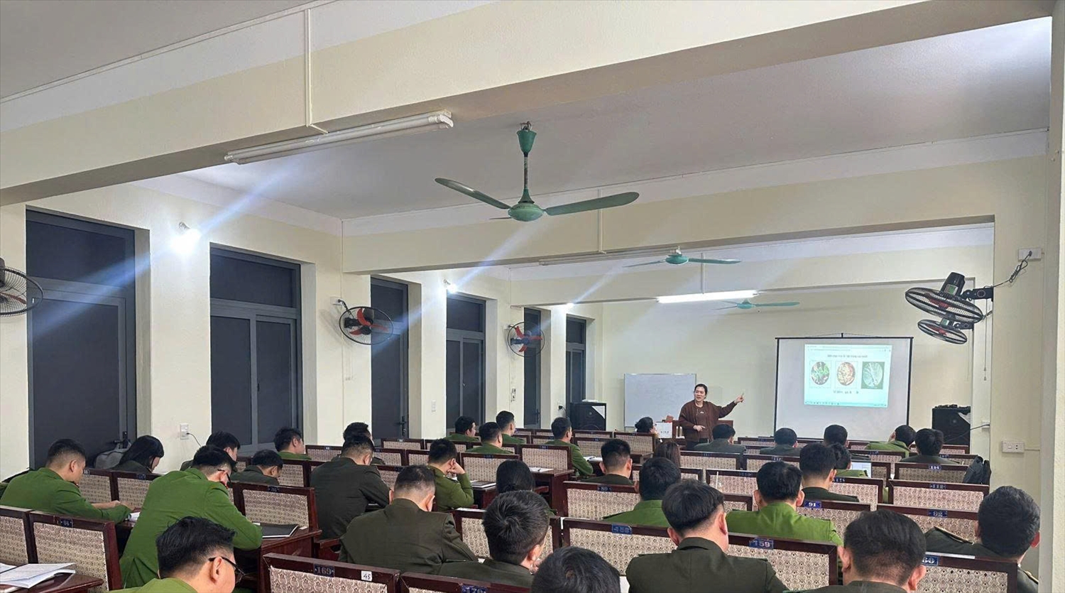 Cán bộ, chiến sĩ Công an tỉnh Phú Thọ tham gia lớp bồi dưỡng tiếng dân tộc Mường, góp phần nâng cao hiệu quả công tác tuyên truyền, vận động quần chúng tại cơ sở