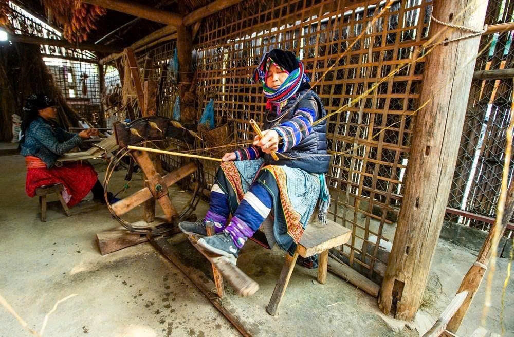 Người phụ nữ Mông se sợi lanh bằng phương pháp thủ công, một công đoạn quan trọng trong quy trình tạo nên sợi lanh để dệt vải truyền thống