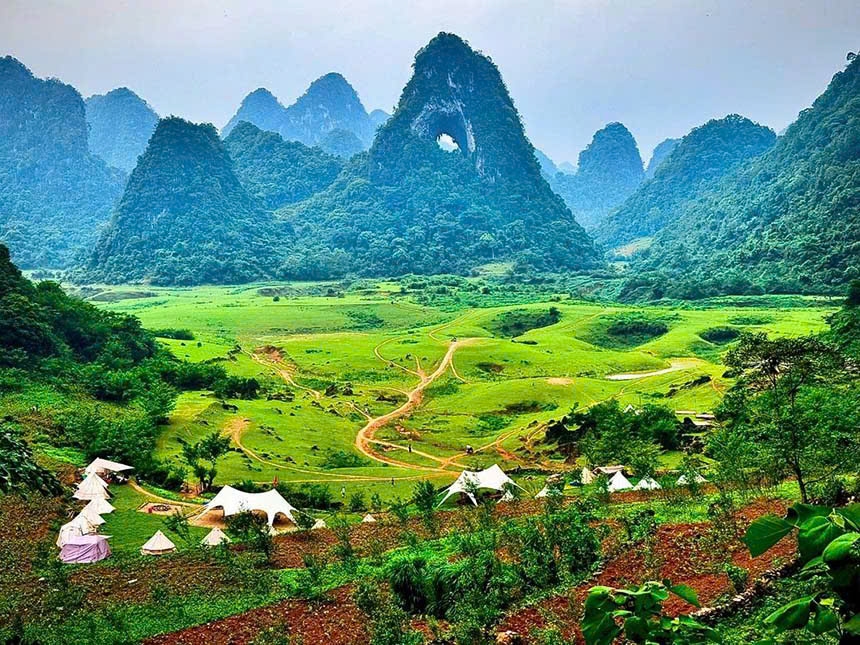 Núi Mắt Thần nằm trong hệ thống Công viên địa chất Non Nước Cao Bằng, nơi được UNESCO công nhận là Di sản thiên nhiên thế giới. Núi được bao quanh bởi những ngọn núi đá vôi hùng vĩ, những cánh đồng lúa xanh mướt và những khu rừng rậm rạp
