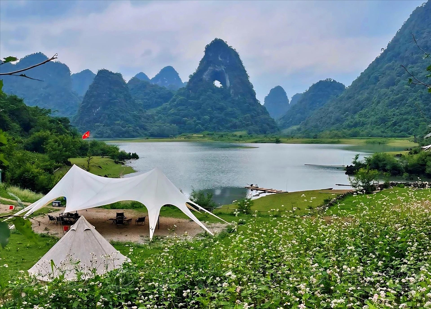 Ngày nay, Mắt Thần Núi là một điểm đến lý tưởng cho những ai yêu thích du lịch khám phá và trải nghiệm thiên nhiên. Du khách đến đây có thể tham gia các hoạt động như leo núi, trekking, khám phá hang động, chèo thuyền kayak và tìm hiểu về văn hóa địa phương