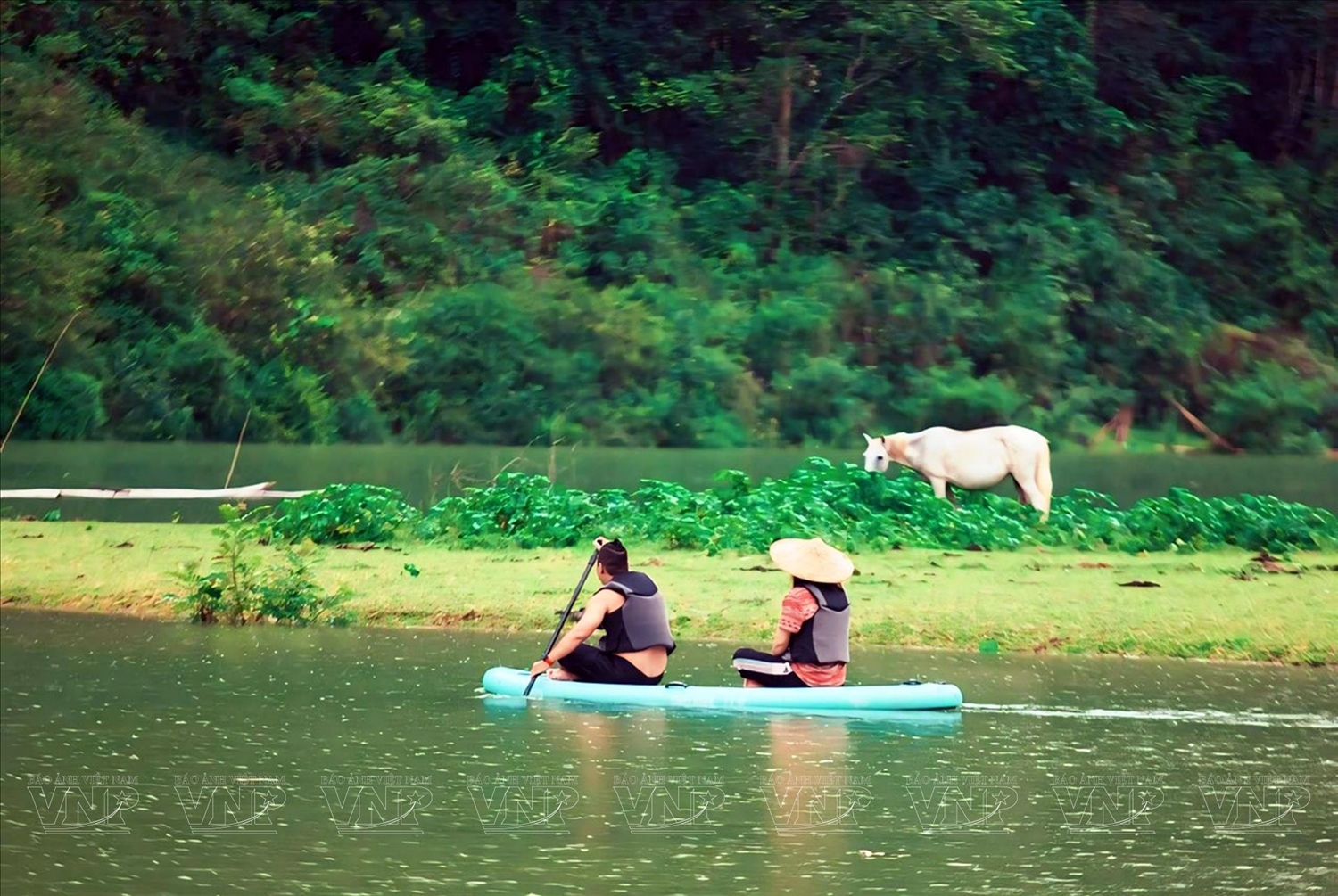 Vẻ đẹp tự nhiên vốn có của Mắt Thần Núi được giữ vẹn nguyên quanh năm. Du khách thường lựa chọn khám phá Mắt Thần Núi vào mùa nước cạn (tháng 9 và tháng 10 hằng năm) vì vào thời điểm này mọi người có thể đi bộ khám phá và có nhiều trải nghiệm hơn