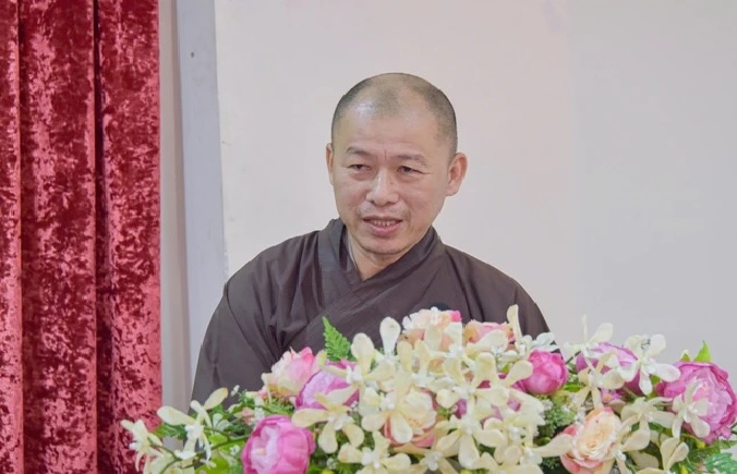 Thượng tọa Thích Minh Nhẫn, Ủy viên Thư ký Hội đồng Trị sự, Phó Chánh Văn phòng II Trung ương Giáo hội Phật giáo Việt Nam phát biểu tại Hội thảo