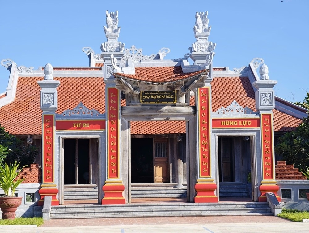 Đến 9 đảo Song Tử Tây, Nam Yết, Sơn Ca, Sinh Tồn, Sinh Tồn Đông, Đá Tây A, Phan Vinh, Trường Sa Đông, Trường Sa Lớn của quần đảo Trường Sa đều bắt gặp màu ngói đỏ của ngôi chùa Việt