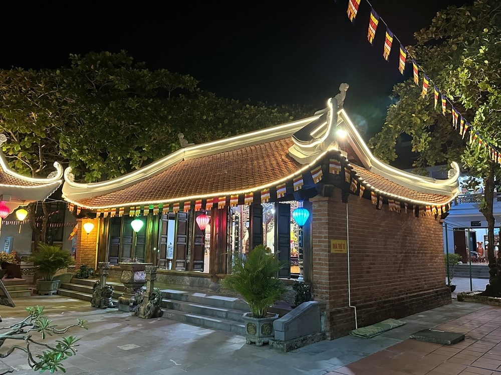 Điểm chung của các chùa trên quần đảo Trường Sa là chính điện đều hướng ra biển Đông, nhìn về Thủ đô Hà Nội, có kiến trúc đậm nét truyền thống Việt