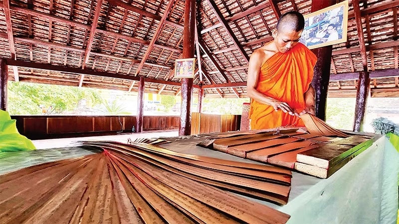Kinh lá buông mang đậm nét văn hóa gắn liền với tôn giáo của người Khmer ở An Giang, là “báu vật” người xưa để lại, thể hiện những giá trị về kỹ thuật, mỹ thuật, nghệ thuật cao của nghệ nhân Khmer
