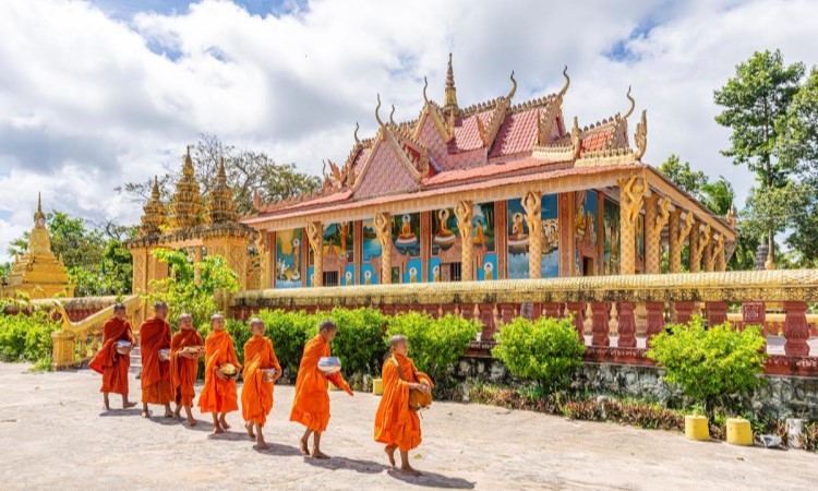 Với đồng bào Khmer ở An Giang, chùa là nơi sinh hoạt tín ngưỡng, tôn giáo, nơi dạy chữ dân tộc, dạy văn hóa và cũng là trung tâm sinh hoạt cộng đồng