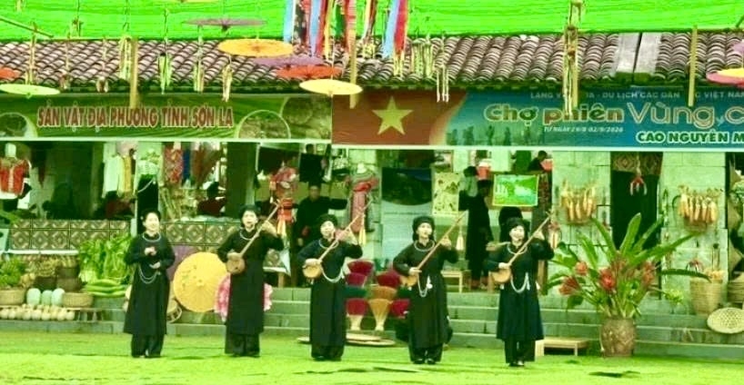 Tiết mục hát Then đàn tính của các nghệ nhân tỉnh Cao Bằng trong chương trình Vui Tết độc lập tại Làng Văn hóa - Du lịch các dân tộc Việt Nam