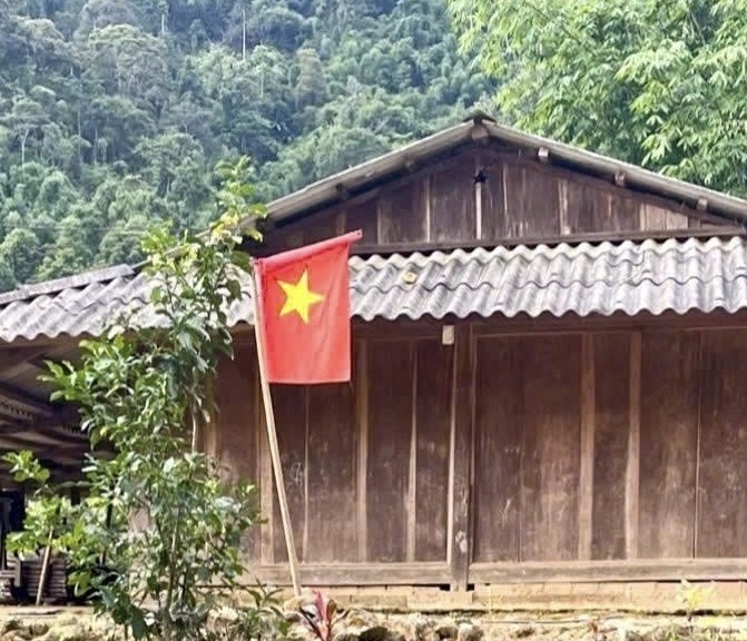 Sắc cờ Tổ quốc nổi bật giữa những bản làng vùng cao Sơn Thủy trong những ngày đón Tết Độc lập