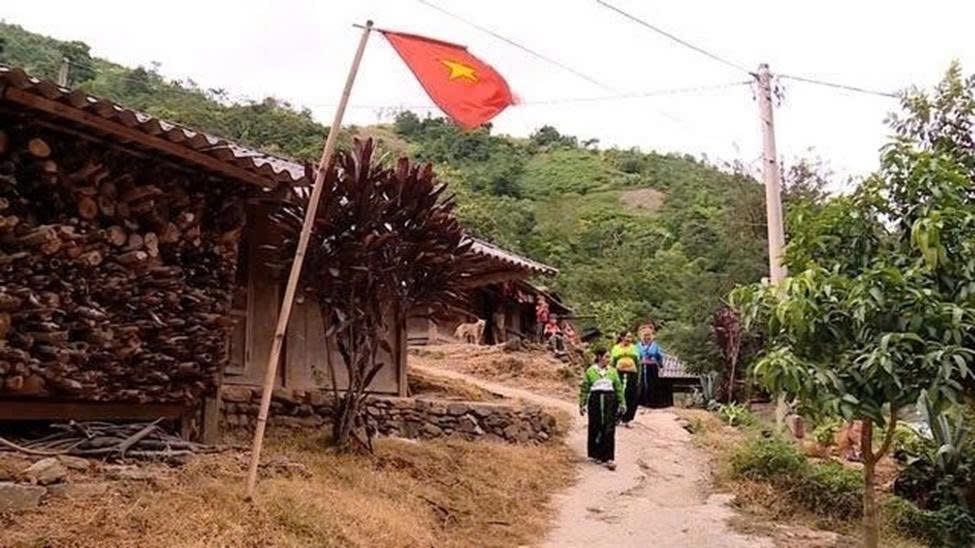 Người dân bản Mùa Xuân chỉnh trang nhà cửa, treo cờ Tổ quốc chào mừng Quốc khánh 2/9
