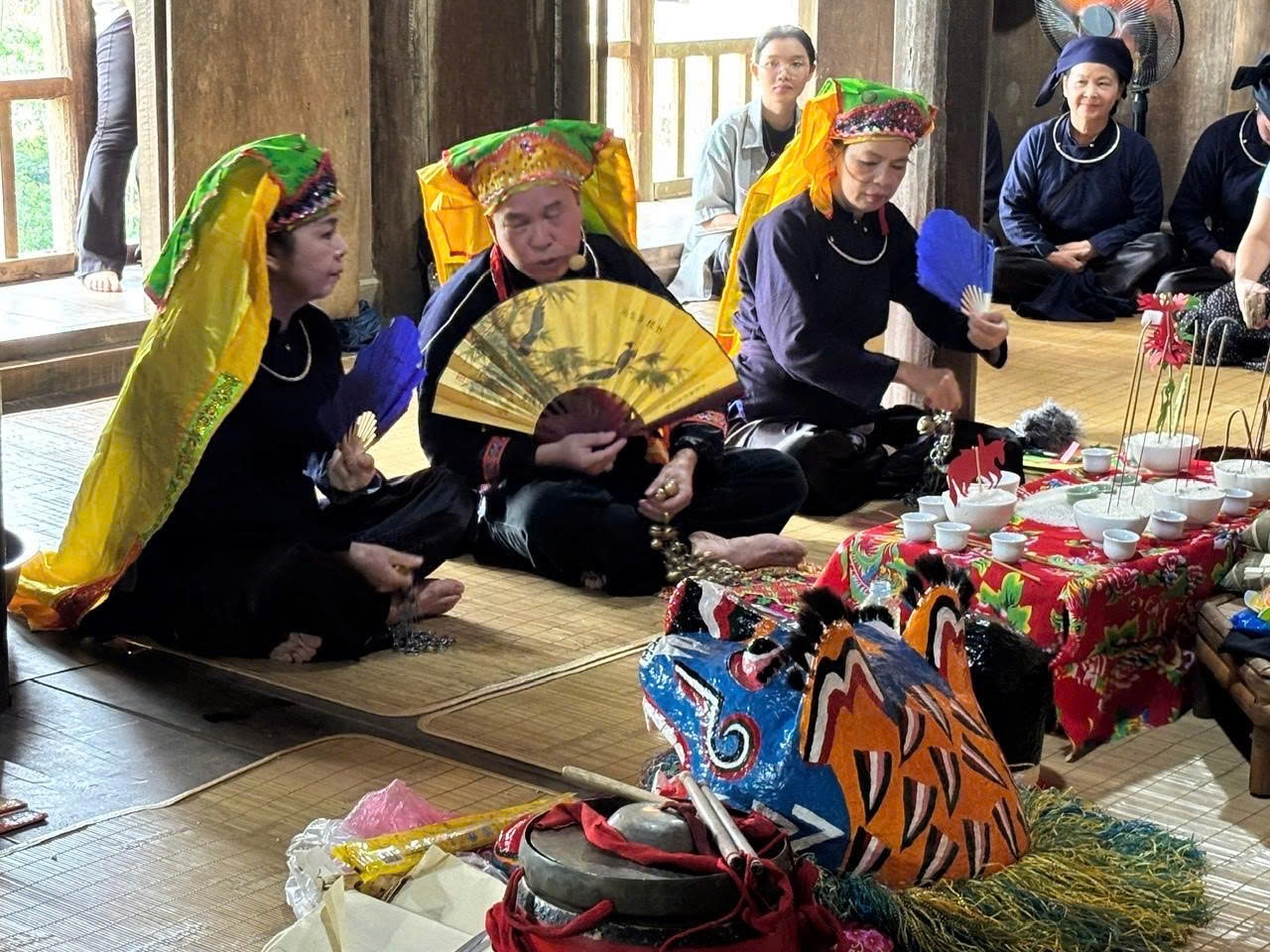 Chủ lễ - Thầy pựt thực hiện nghi lễ cầu mùa tại không gian miếu làng Nùng ở Đồng Mô
