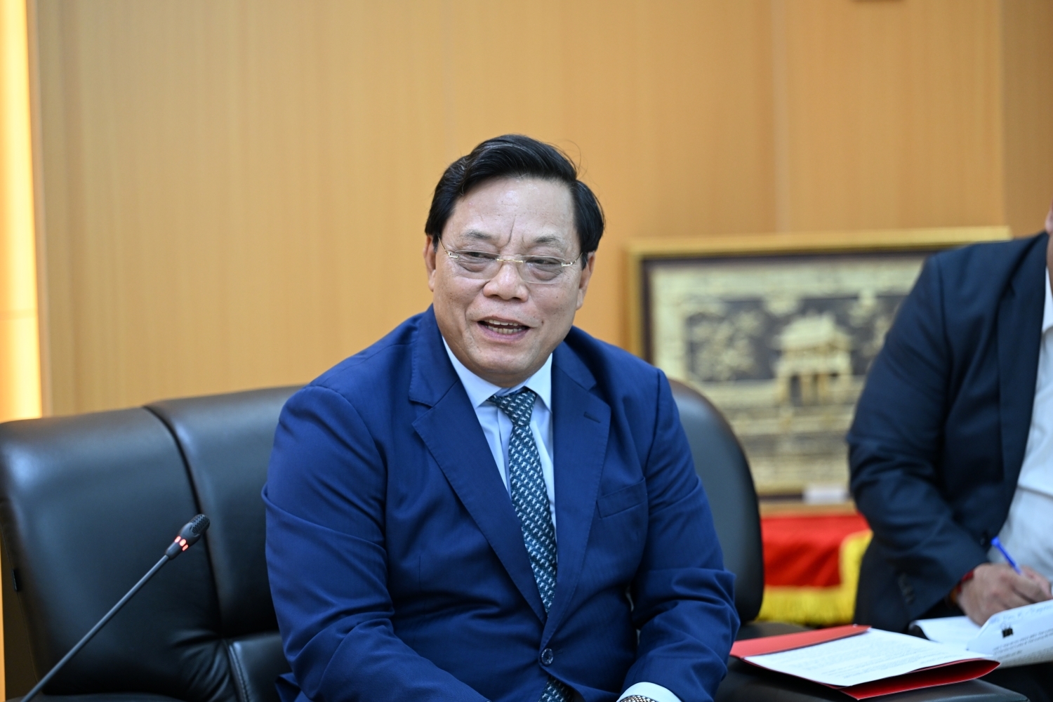 Thứ trưởng Bộ Dân tộc và Tôn giáo Nguyễn Hải Trung trao đổi tại buổi tiếp