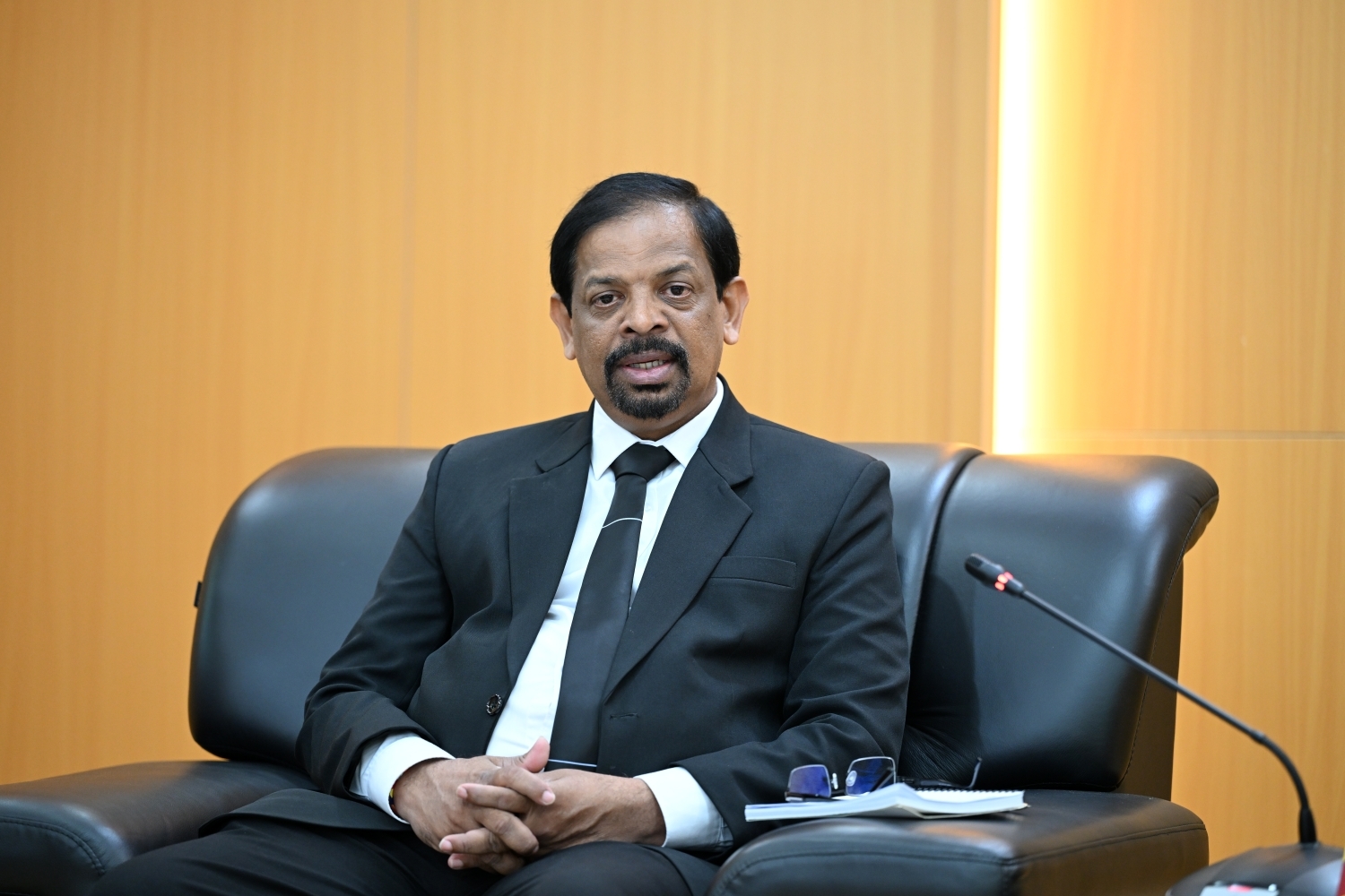 Thứ trưởng Bộ Phật giáo - Tôn giáo và Văn hóa Sri Lanka Gamagedara Disanayaka trao đổi tại buổi tiếp