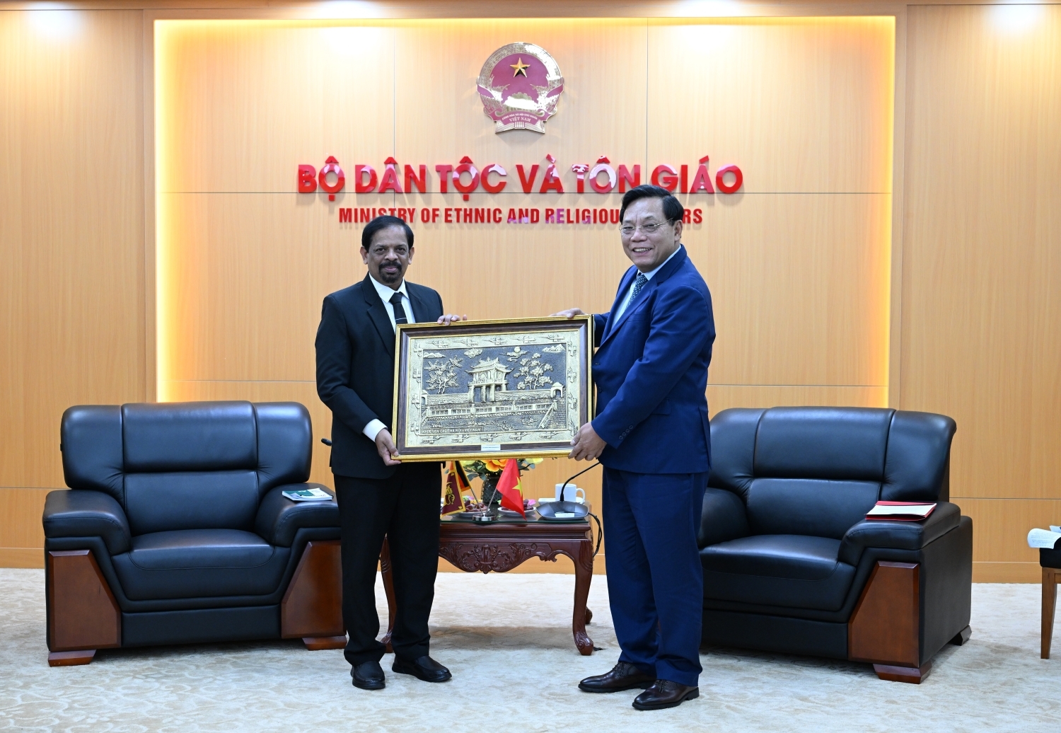 Thứ trưởng Nguyễn Hải Trung tặng quà lưu niệm đến Thứ trưởng Gamagedara Dissanayake