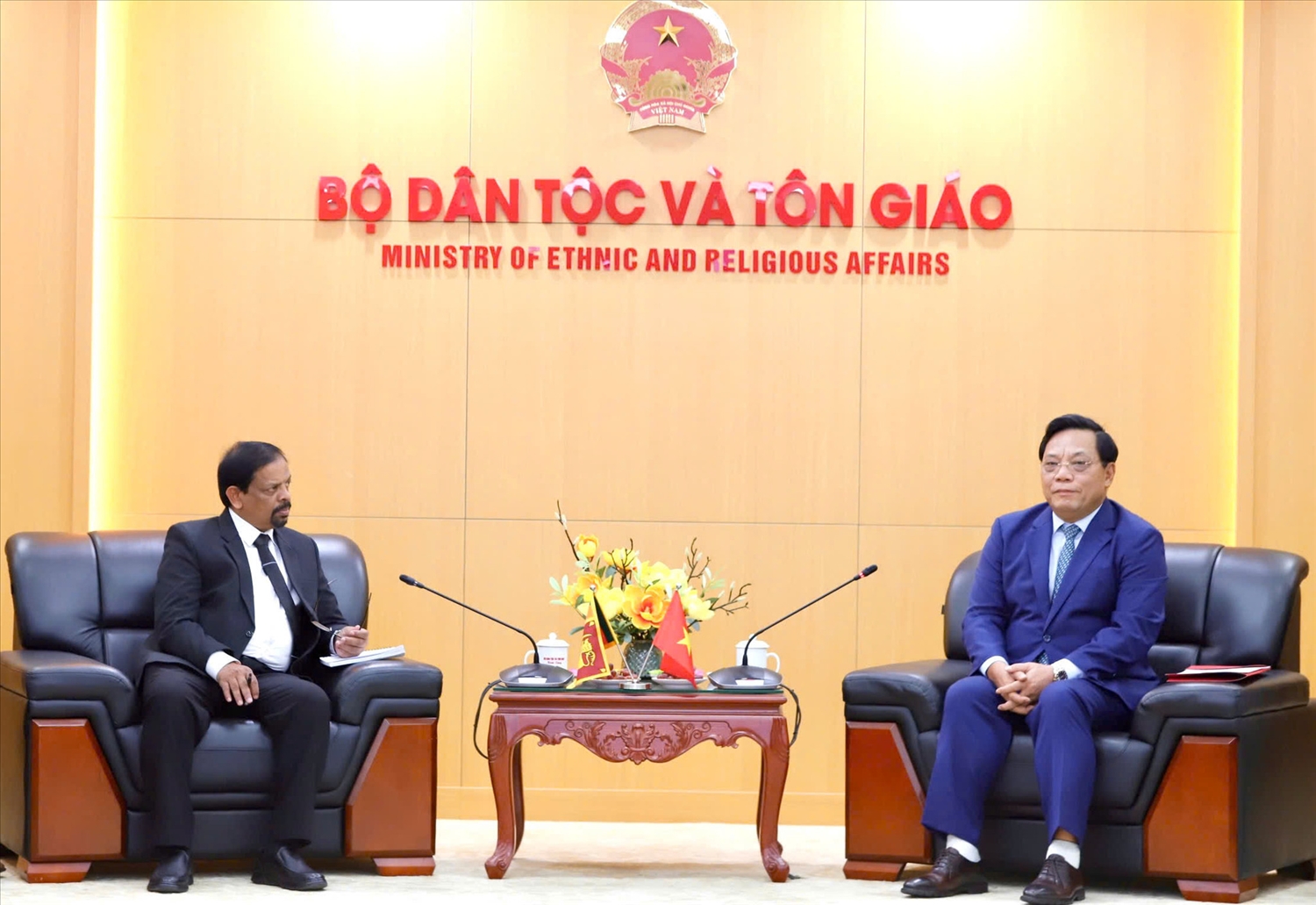 Thứ trưởng Bộ Dân tộc và Tôn giáo Nguyễn Hải Trung trao đổi cùng Thứ trưởng Bộ Phật giáo, Tôn giáo và Văn hóa Sri Lanka Gamagedara Disanayaka