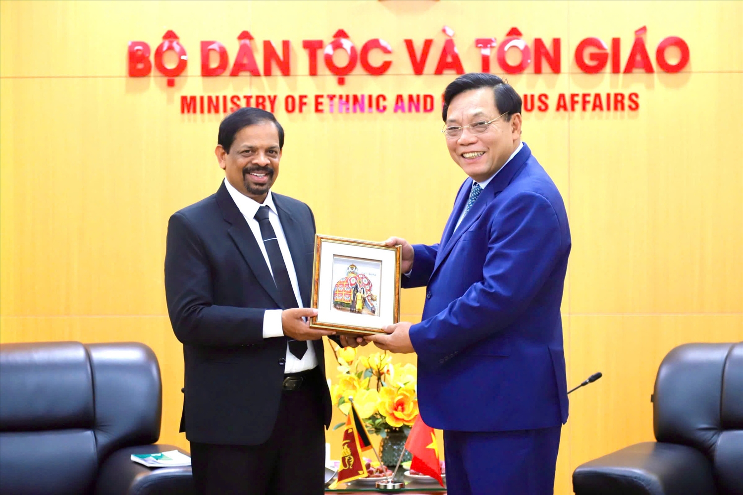 Thứ trưởng Gamagedara Dissanayake tặng quà lưu niệm đến Thứ trưởng Nguyễn Hải Trung