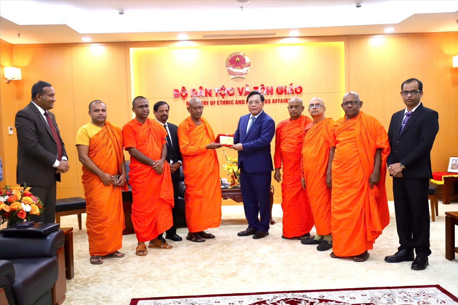 Chư tăng Đoàn Sri Lanka tặng quà lưu niệm đến Thứ trưởng Nguyễn Hải Trung