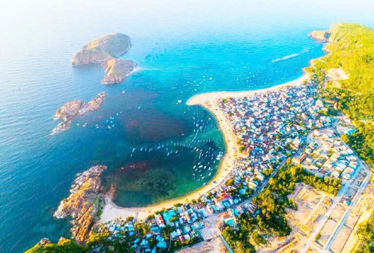 Eo Gió Kỳ Co là một trong những địa điểm du lịch nổi tiếng nằm ở xã Nhơn Lý cũ (nay là phường Quy Nhơn Đông, tỉnh Gia Lai)