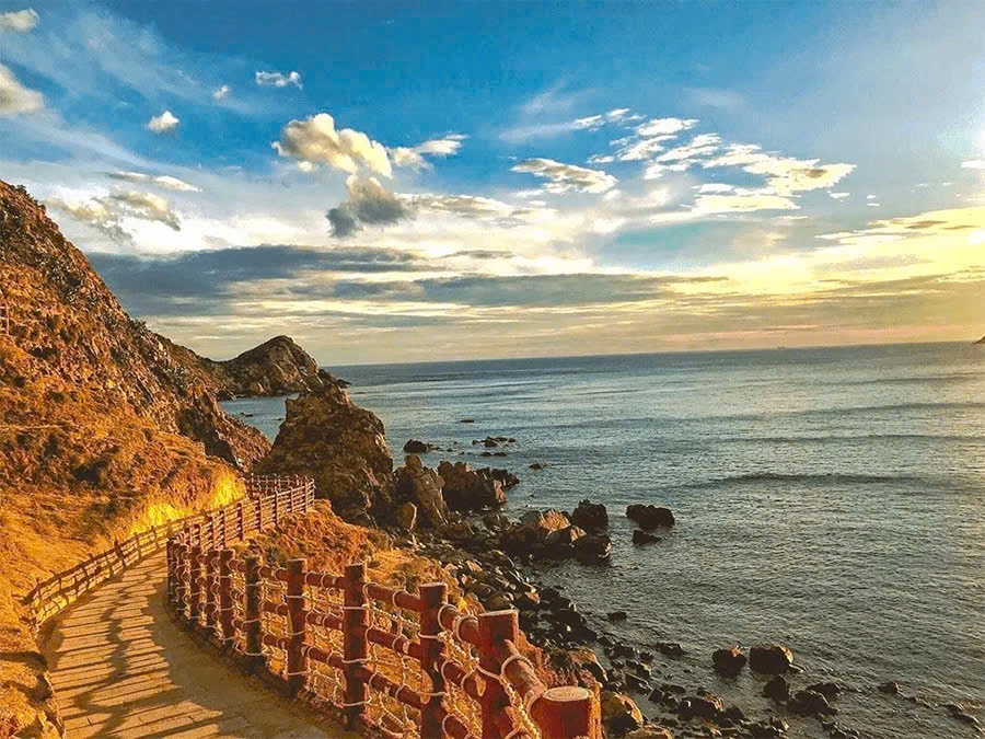 Đường đi Eo Gió Quy Nhơn Đông (tỉnh Gia Lai) không chỉ đẹp bởi những hang đá hùng vĩ, uốn lượn ôm trọn bãi biển tựa như dải mây trời, và hơn thế nữa còn có con đường ven biển đẹp ngỡ Jeju xứ Hàn nằm lưng chừng trên dãy núi với hàng ngàn bậc thang, được dựng với tay vịn an toàn, đẹp mắt 