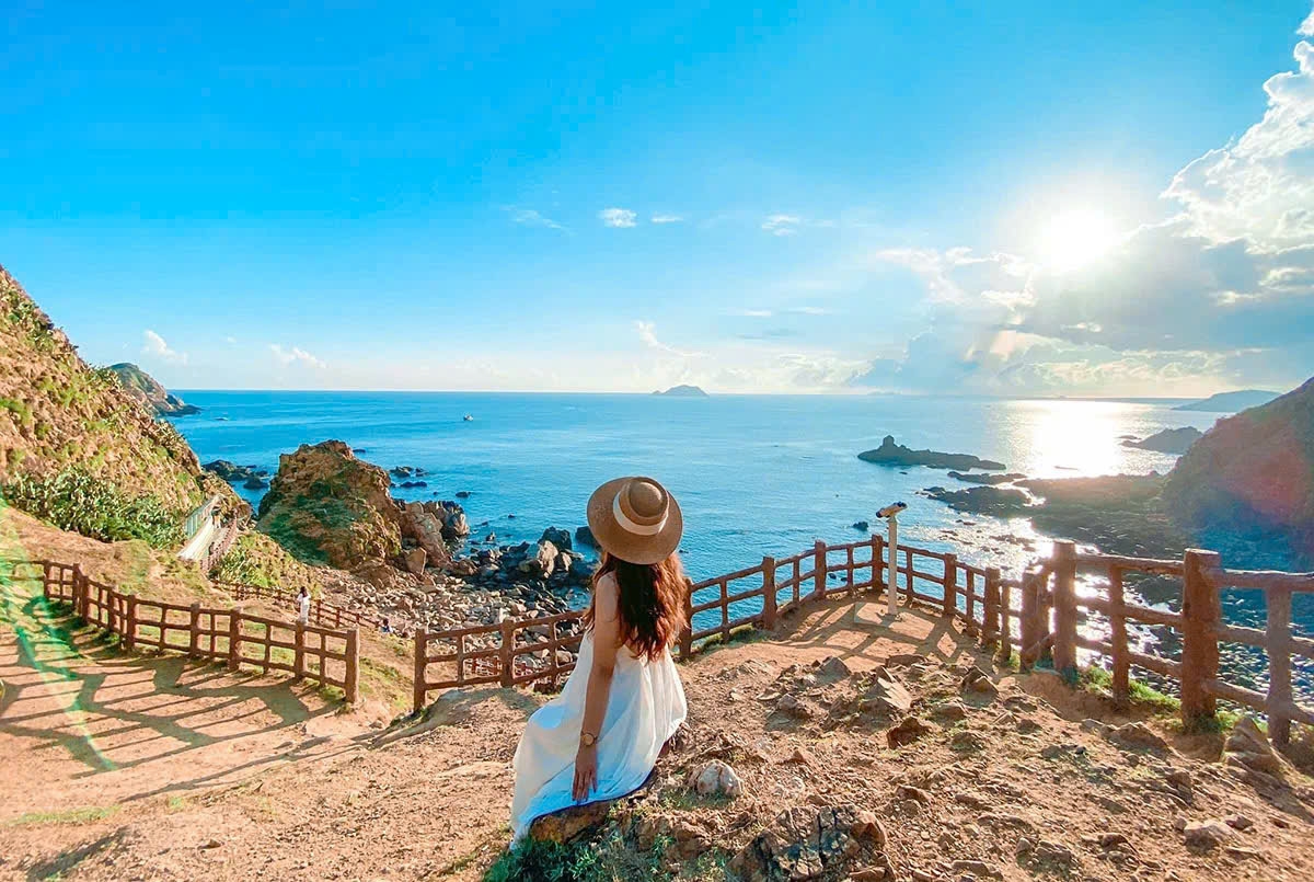 Và check in con đường đi bộ dọc bờ biển Eo Gió