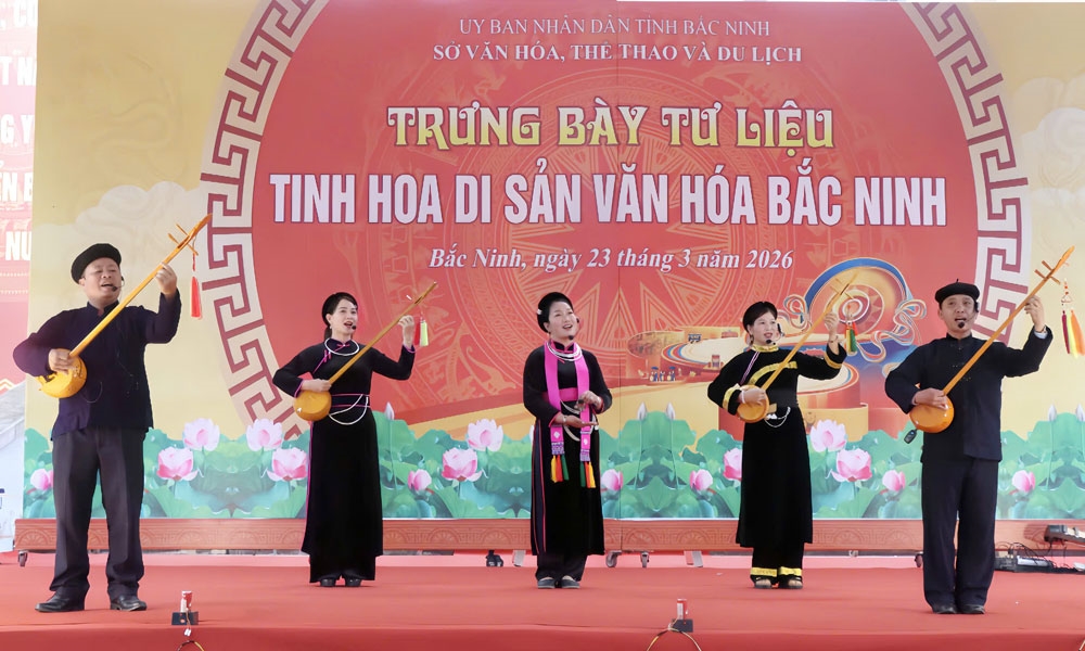 Tiết mục hát then, đàn tính được trình diễn tại chương trình trưng bày “Tinh hoa di sản văn hóa Bắc Ninh”, góp phần quảng bá giá trị di sản đến công chúng