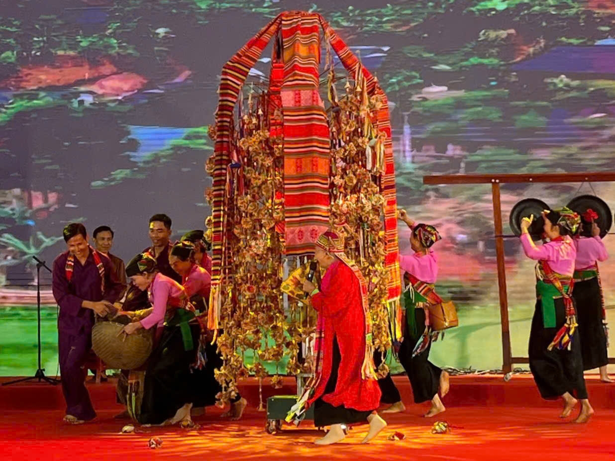 Cây Pôông là trung tâm của lễ hội, là biểu tượng của vũ trụ bao la 
