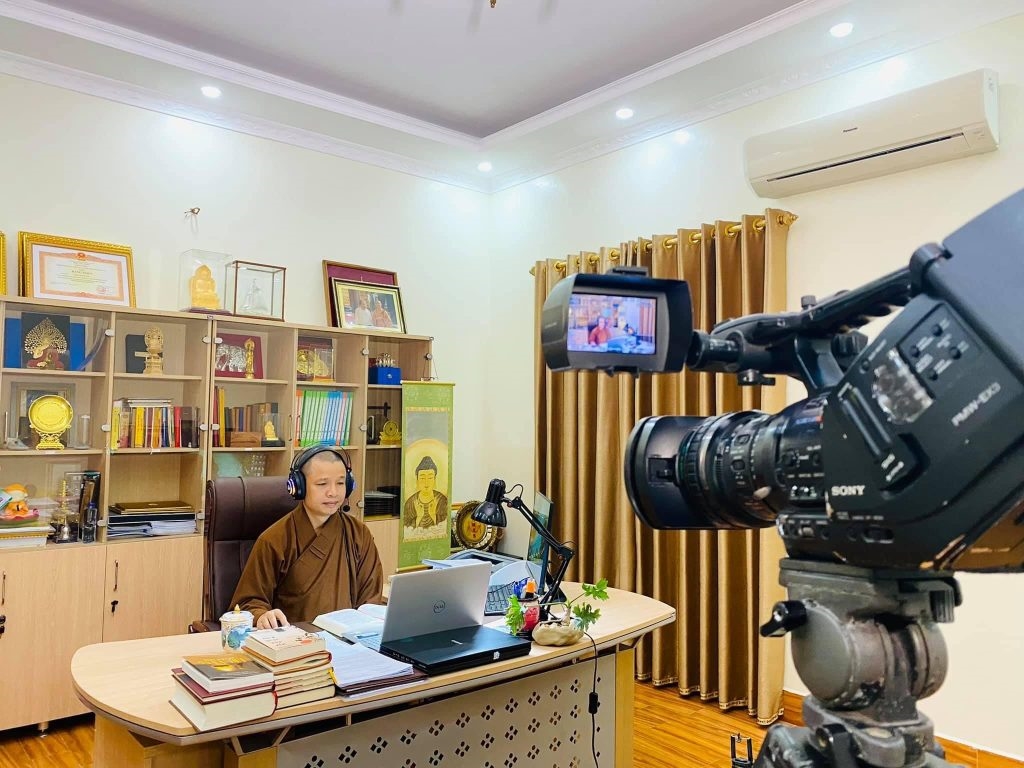 Buddhist lecturers frequently use technology in their lectures