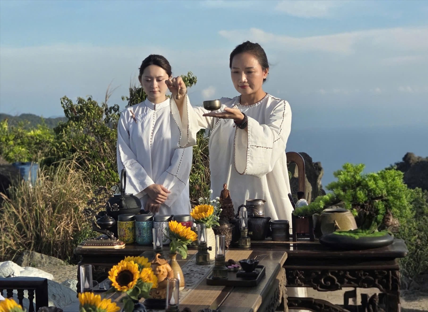 Sản phẩm du lịch mới ""Tour thưởng trà tại đỉnh Bàn Cờ - bán đảo Sơn Trà", góp phần làm phong phú hệ thống sản phẩm du lịch đặc trưng của thành phố Đà Nẵng
