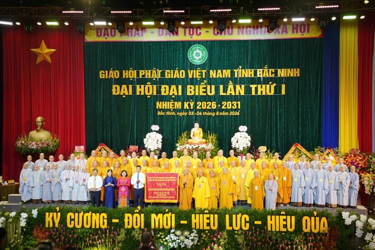 Lãnh đạo tỉnh Bắc Ninh trao tặng Giáo hội Phật giáo Việt Nam tỉnh Bắc Ninh bức trướng của Tỉnh ủy, HĐND, UBND, Ủy ban Mặt trận Tổ quốc Việt Nam tỉnh