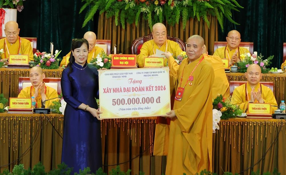 Giáo hội Phật giáo Việt Nam tỉnh Bắc Ninh trao tặng Ủy ban Mặt trận Tổ quốc Việt Nam tỉnh kinh phí 500 triệu đồng xây Nhà đại đoàn kết