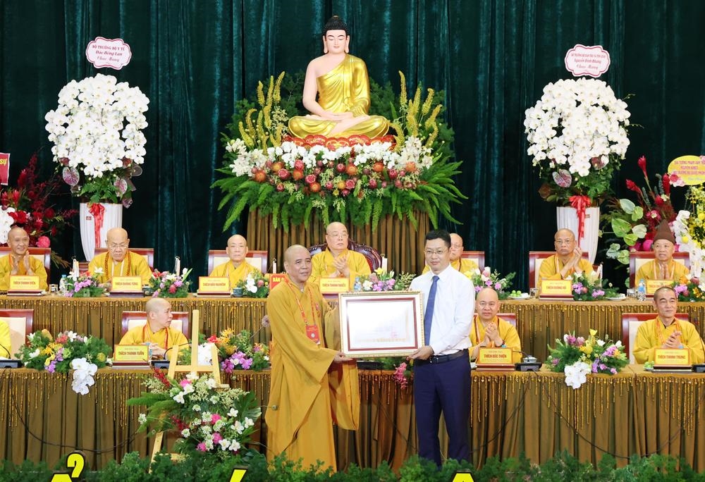 Thừa ủy quyền của Chủ tịch nước, Phó Bí thư Tỉnh ủy Trần Huy Phương trao Huân chương Lao động hạng Ba tặng Hòa thượng Thích Thanh Phụng