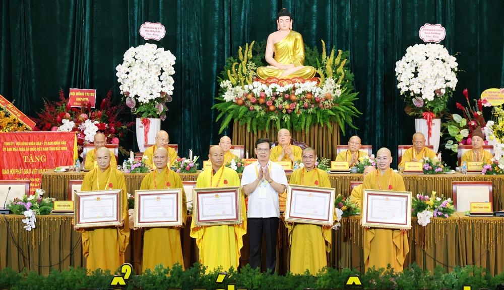 Thừa ủy quyền của Chủ tịch nước, Phó Trưởng Ban Tuyên giáo Trung ương Triệu Tài Vinh trao tặng Huân chương Đại đoàn kết dân tộc cho các cá nhân