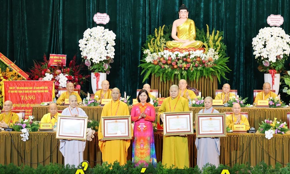 Thừa ủy quyền của Thủ tướng Chính phủ, Phó Chủ tịch Thường trực HĐND tỉnh Trần Thị Hằng trao Bằng khen của Thủ tướng Chính phủ cho các cá nhân
