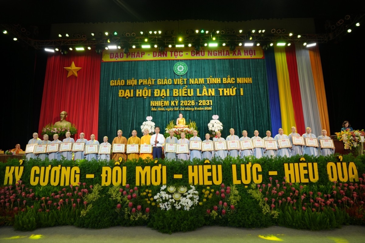 Ủy ban Mặt trận Tổ quốc Việt Nam tỉnh Bắc Ninh trao tặng Bằng khen đến cá nhân có nhiều đóng góp tích cực trong các hoạt động Phật sự và công tác xã hội