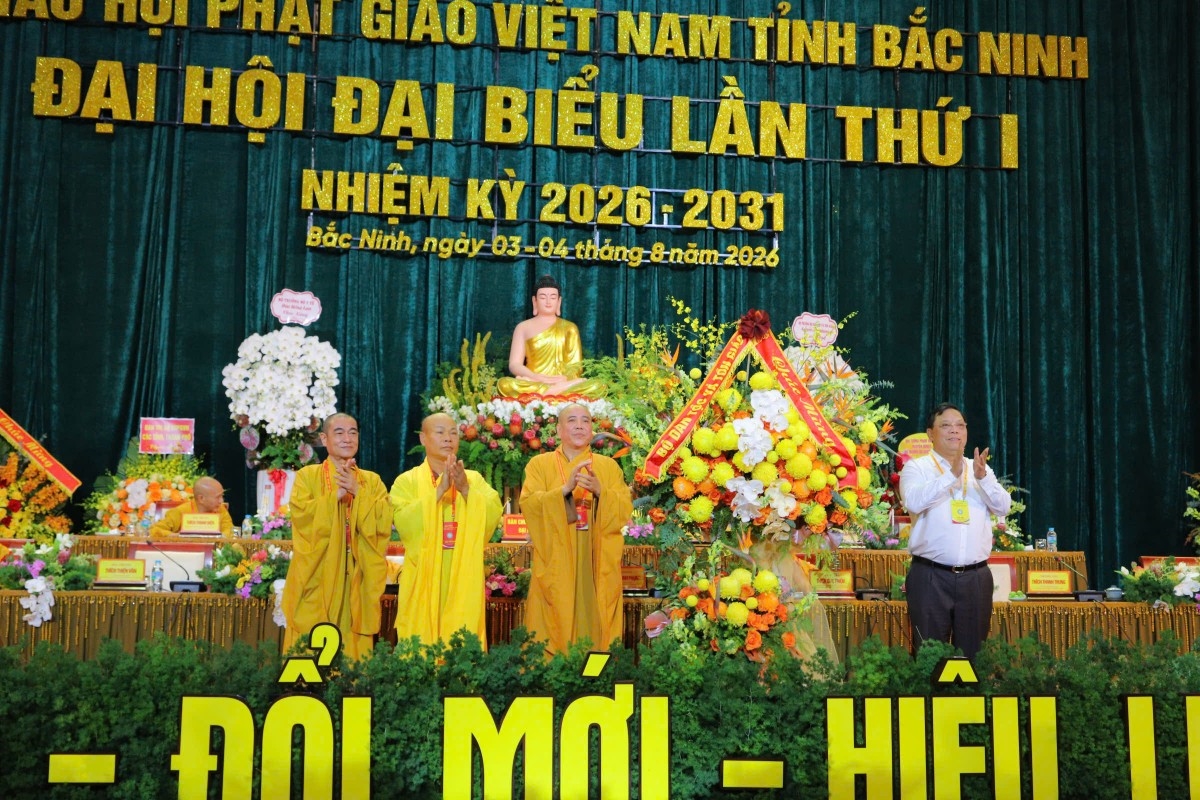Thứ trưởng Bộ Dân tộc và Tôn giáo Nguyễn Hải Trung tặng hoa chúc mừng Đại hội