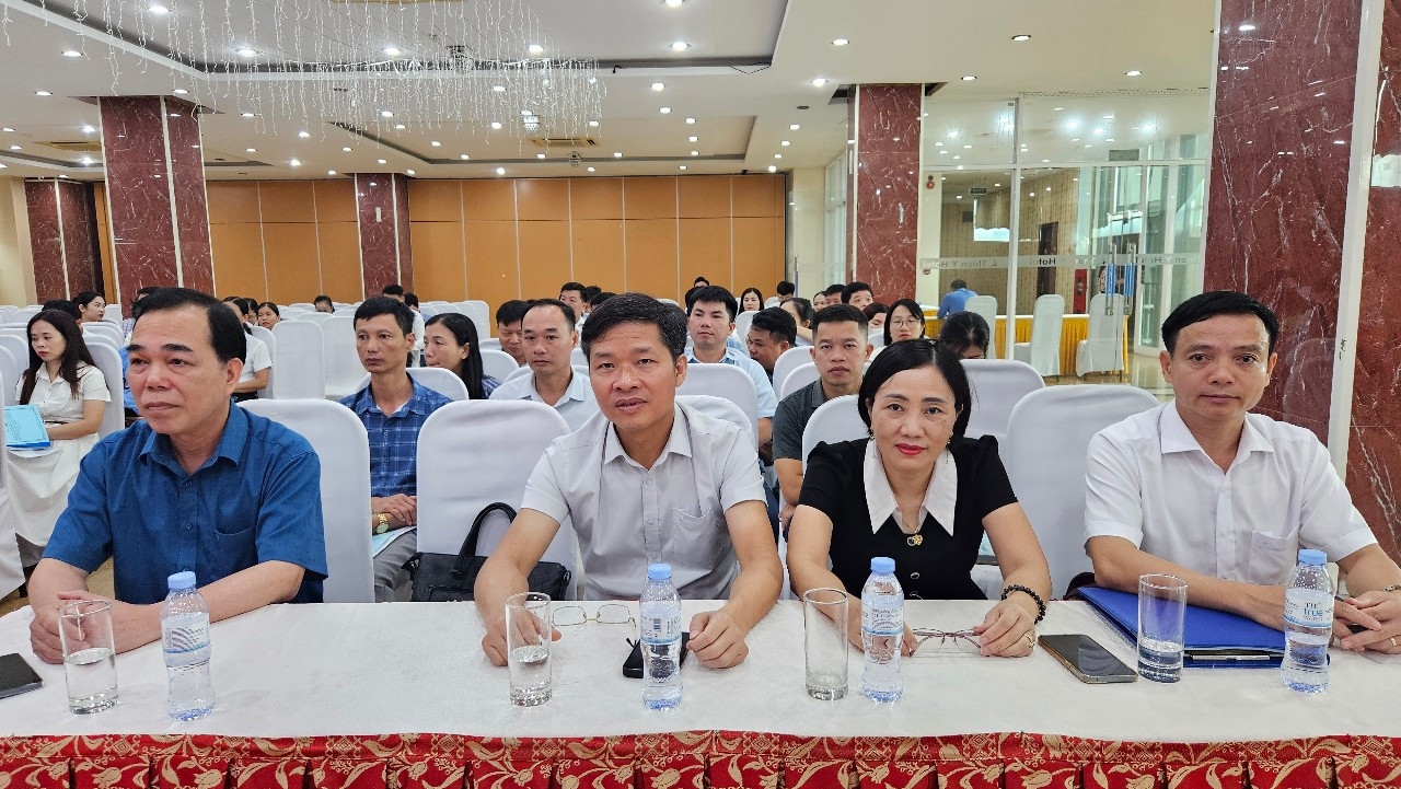 Các đại biểu tham dự Hội nghị bồi dưỡng, cập nhật kiến thức và kỹ năng số, đáp ứng yêu cầu chuyển đổi số trong công tác dân tộc, tôn giáo
