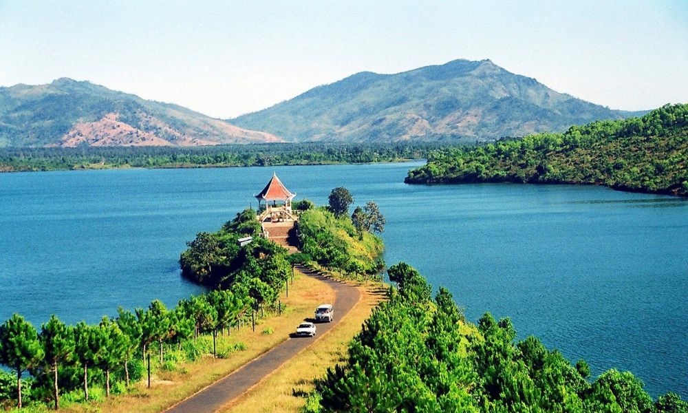 Biển Hồ ở tỉnh Gia Lai là nơi sở hữu phong cảnh hữu tình bậc nhất của vùng đất Tây Nguyên. Biển Hồ còn được người đời ưu ái gọi với cái tên “đôi mắt Pleiku” nhờ vẻ đẹp non xanh bát ngát, mênh mông…
