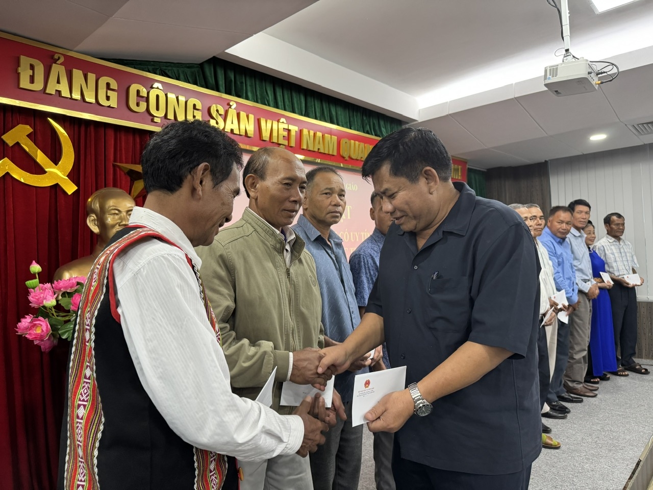 Thứ trưởng Bộ Dân tộc và Tôn giáo Y Thông tặng quà đại biểu Người có uy tín trong đồng bào dân tộc thiểu số tỉnh Lâm Đồng nhân dịp gặp mặt tại trụ sở Bộ Dân tộc và Tôn giáo, tháng 7/2026