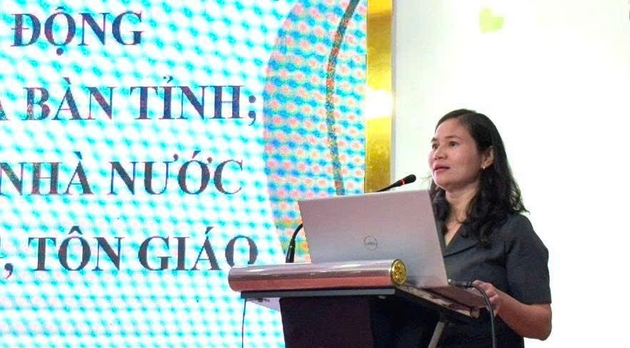 Phó Giám đốc Sở Dân tộc và Tôn giáo Lê Thị Thanh Bích phát biểu tại hội nghị tập huấn.