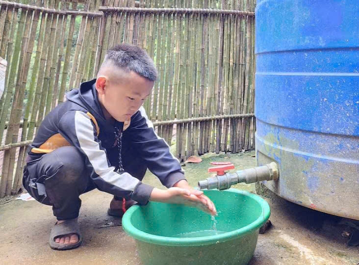 Người dân xóm Lũng Phầy, xã Hoà An sử dung nước sạch hợp vệ sinh.