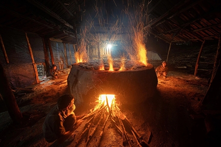 Muối sống phải trải qua quy trình nung kéo dài 24h để trở thành muối tuyết nổi tiếng