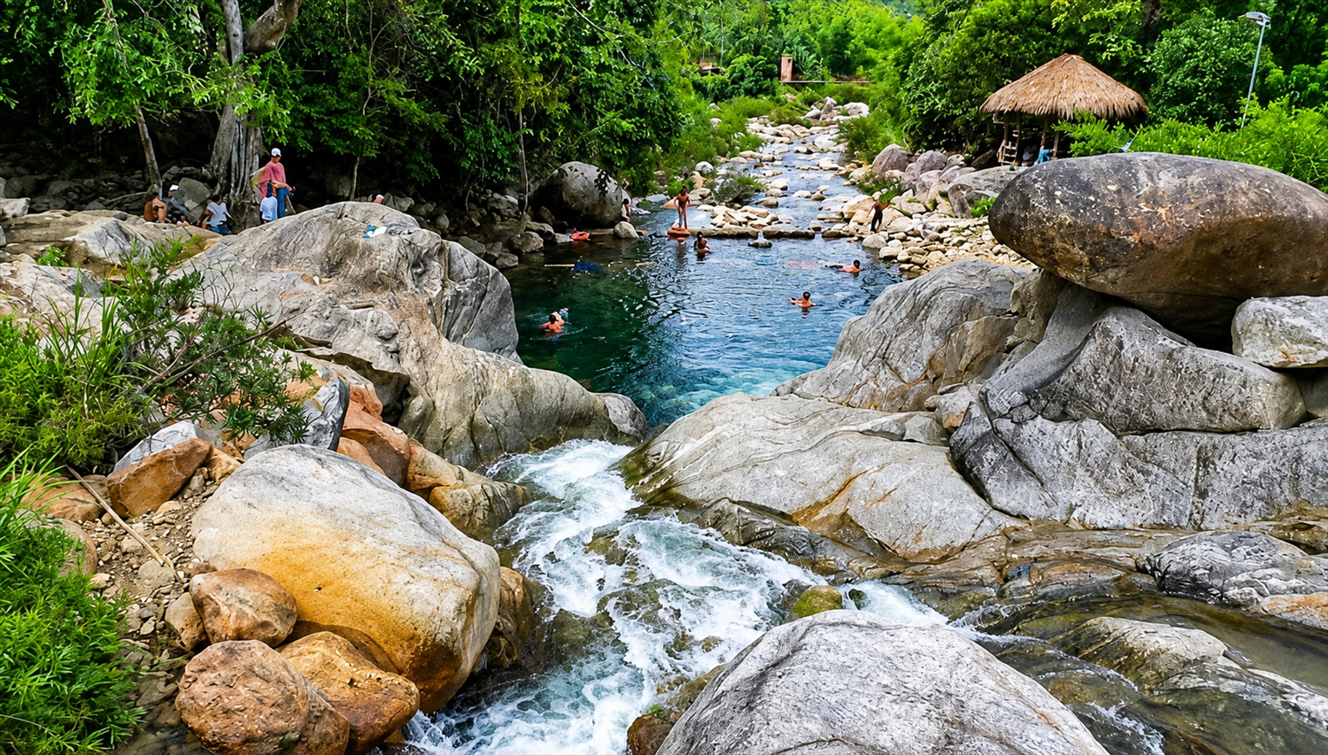 Hồ Rà Hách - Suối Ruông ấn tượng với làn nước trong xanh, cảnh quan nguyên sơ giữa đại ngàn Trường Sơn