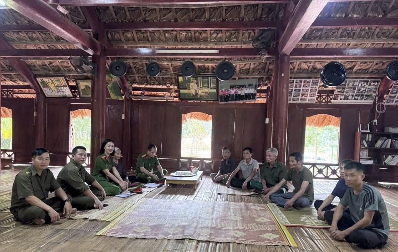 Người có uy tín ở xã Mường Bi tích cực phối hợp với lực lượng công an tuyên truyền pháp luật, góp phần giữ vững bình yên bản Mường