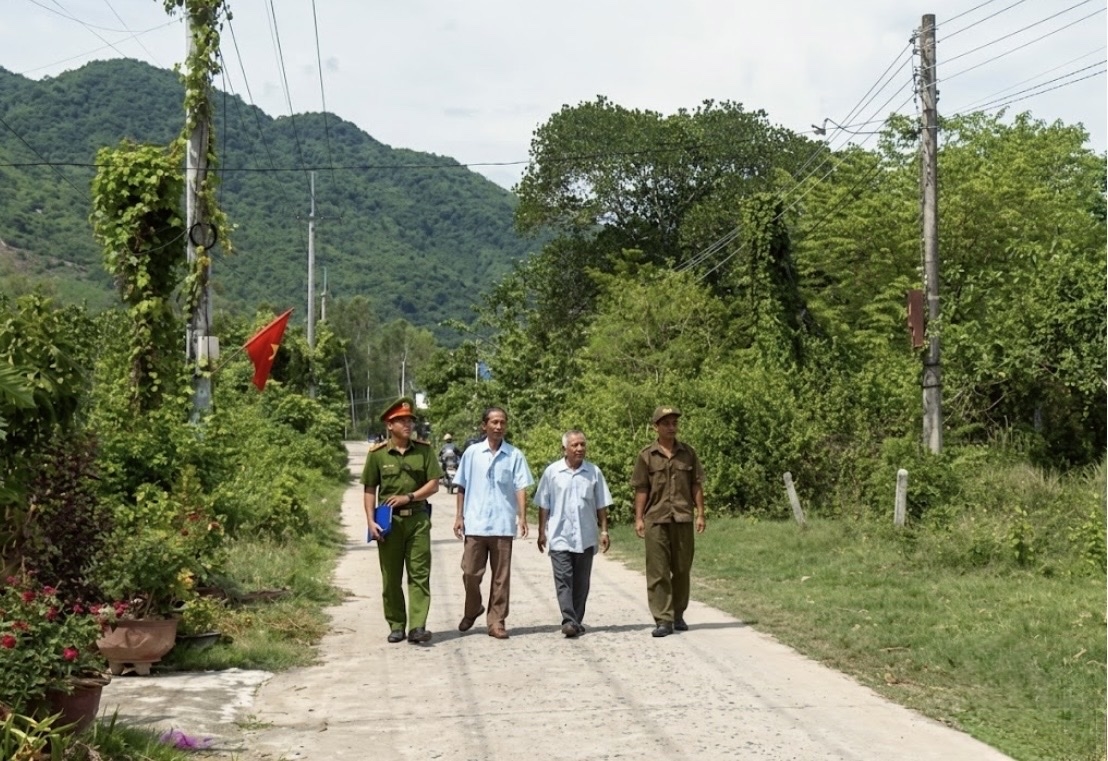 Cán bộ Công an và Người có uy tín trao đổi, nắm bắt tình hình tại cơ sở, phát huy vai trò cầu nối giữa chính quyền với Nhân dân