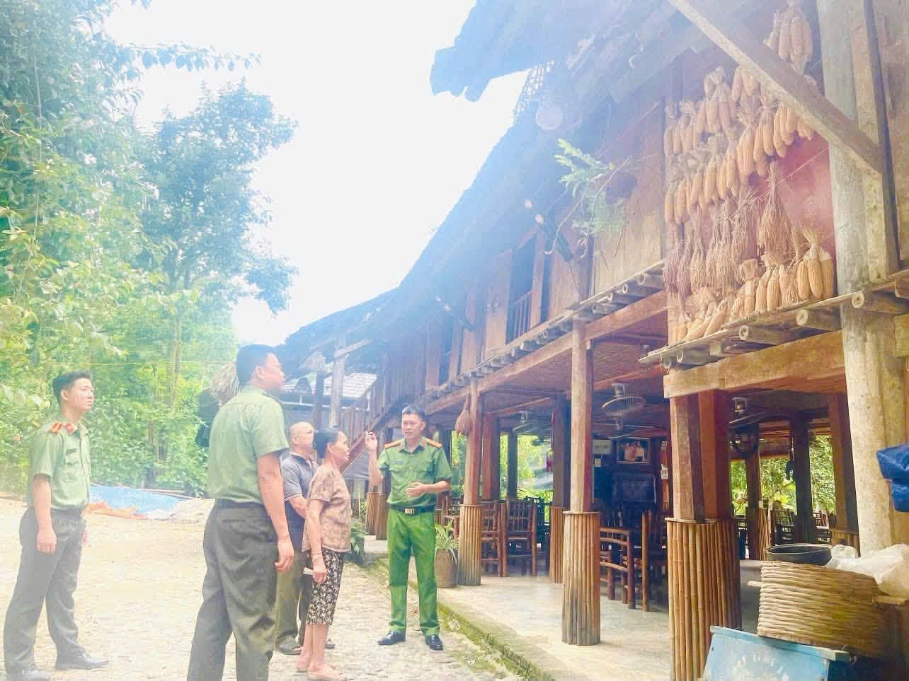 Công an xã Mường Bi phối hợp với người có uy tín đến từng hộ dân tuyên truyền, vận động chấp hành pháp luật và giữ gìn an ninh, trật tự tại địa phương