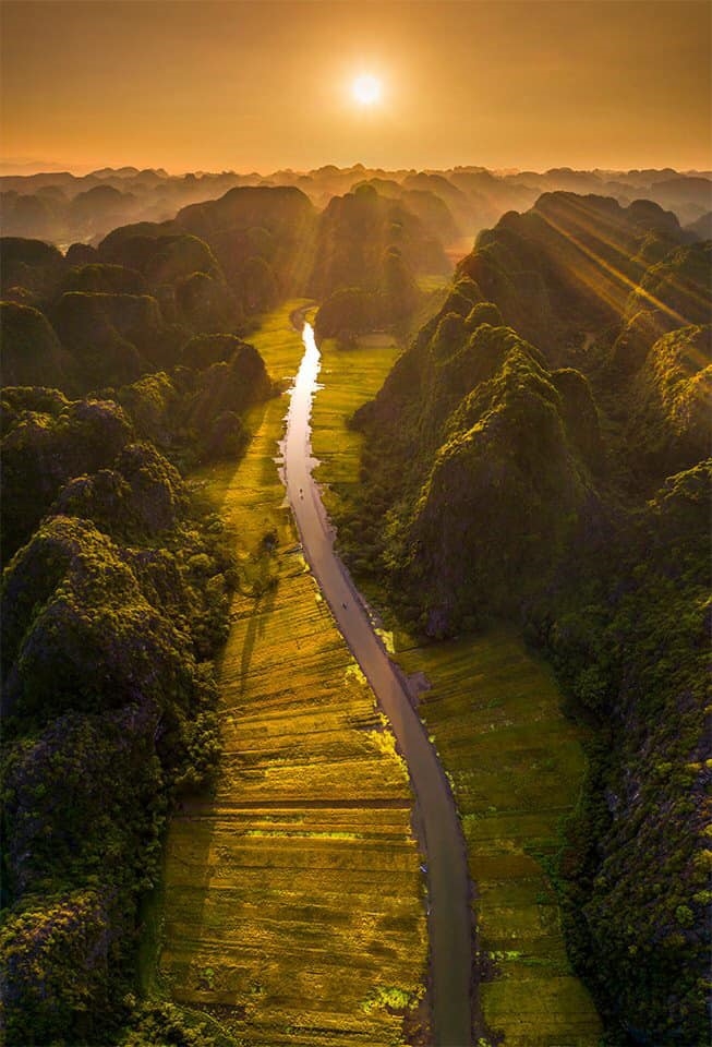 Nếu như hang Múa là nơi lý tưởng để chiêm ngưỡng toàn cảnh tỉnh Ninh Bình từ trên cao, thì hoàng hôn Tam Cốc lại đưa du khách đến gần hơn với vẻ đẹp dịu dàng của thiên nhiên trong ánh hoàng hôn. Và du khách hãy thử thả mình trên một chiếc thuyền nhỏ, nhẹ nhàng trôi theo dòng Ngô Đồng khi mặt trời bắt đầu khuất sau những dãy núi đá vôi hùng vĩ