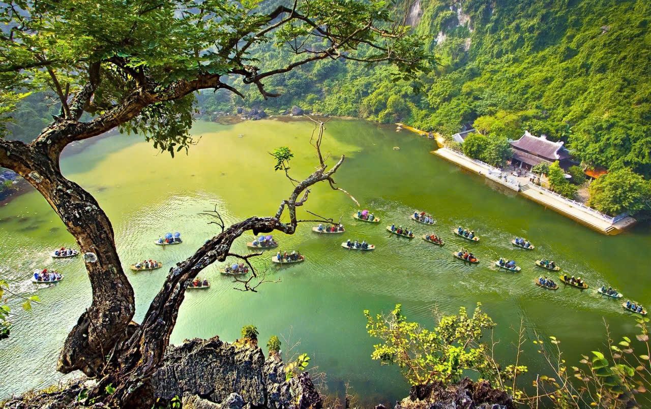 Một góc Tam Cốc (Nếu du lịch Tam Cốc - Bích Động, thì vào khoảng thời gian từ tháng 1 đến tháng 3 Âm lịch hang năm được xem là thời điểm đẹp để khám phá vùng đất này. Đặc biệt là vào mùa xuân, thời tiết tỉnh Ninh Bình khá dễ chịu, mát mẻ và ít mưa, rất thuận lợi cho những chuyến tham quan ngoài trời bằng thuyền giữa thiên nhiên hùng vĩ)