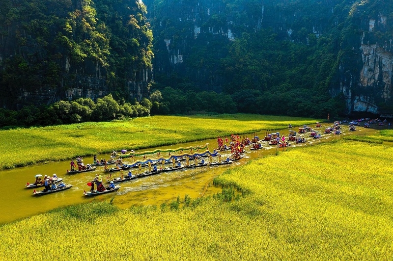 Dòng sông Ngô Đồng (thuộc Quần thể Di sản Thế giới Tràng An, tỉnh Ninh Bình) hiền hòa với dòng nước uốn quanh những dải lúa thơ mộng sẽ là nơi thích hợp để tổ chức những hoạt động đặc biệt. Du khách Ngồi thuyền ngắm cảnh trên sông…