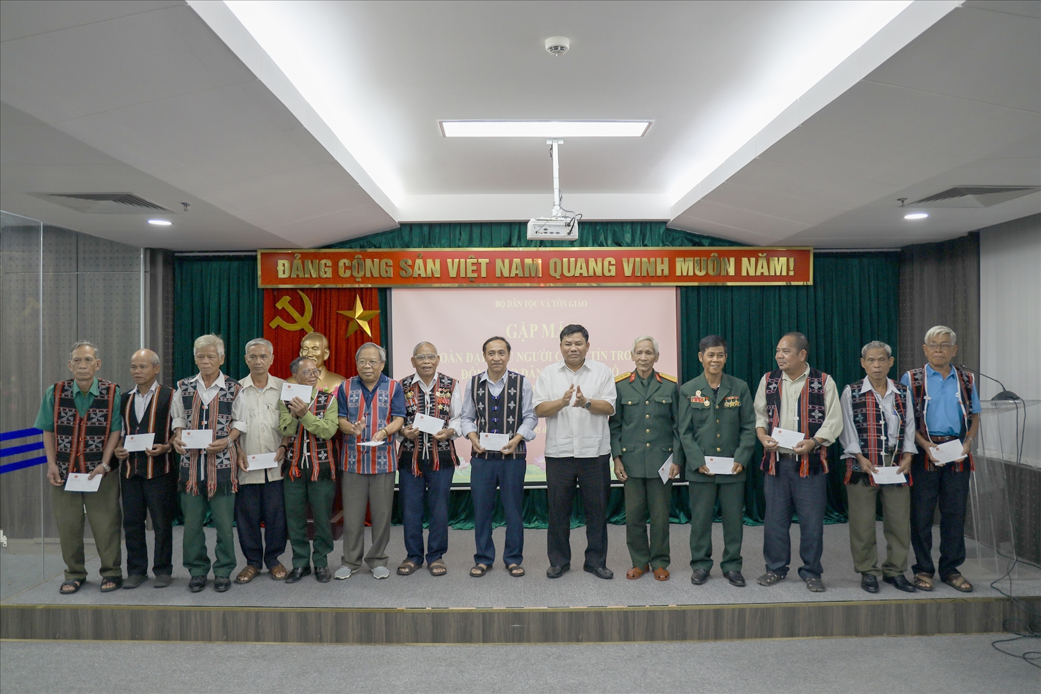 Thứ trưởng Bộ Dân tộc và Tôn giáo Y Thông tặng quà đại biểu Người có uy tín trong đồng bào dân tộc thiểu số thành phố Huế