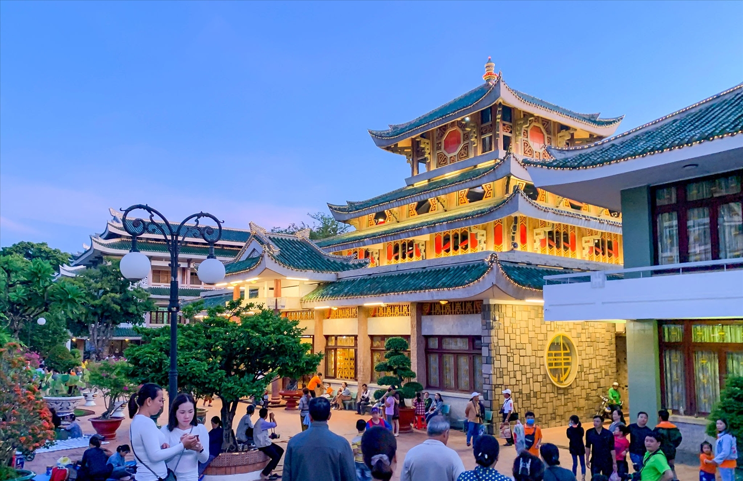 Lễ hội Vía Bà Chúa Xứ thu hút hàng triệu lượt khách mỗi năm, thúc đẩy sự phát triển mạnh mẽ cho hệ thống khách sạn, nhà hàng, vận tải và giao thương buôn bán của địa phương