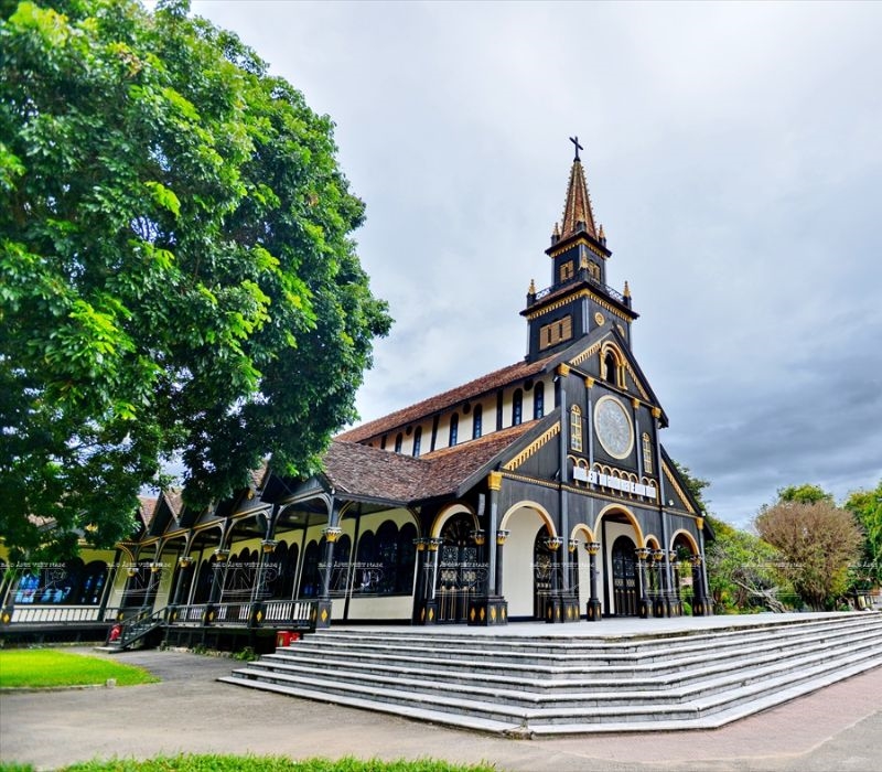 Nhà thờ gỗ Kon Tum là công trình kiến trúc độc đáo kết hợp hài hòa giữa phong cách Gothic, Roman với kiến trúc nhà rông truyền thống của đồng bào Ba na, tạo nên biểu tượng văn hóa đặc sắc của vùng Bắc Tây Nguyên